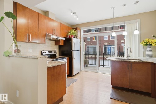 1633 Cunningham Way, Edmonton, AB - Indoor Photo Showing Kitchen