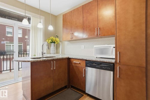 1633 Cunningham Way, Edmonton, AB - Indoor Photo Showing Kitchen