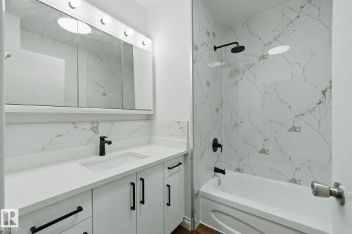 13316 136 Avenue, Edmonton, AB - Indoor Photo Showing Bathroom