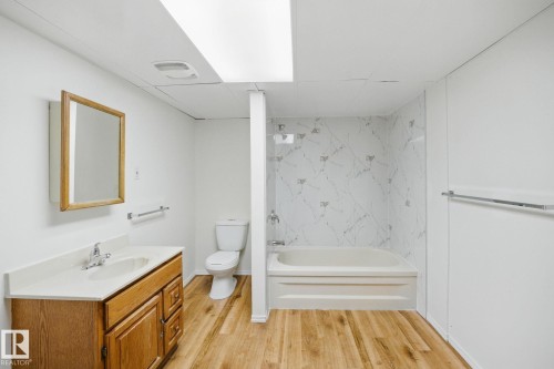 13316 136 Avenue, Edmonton, AB - Indoor Photo Showing Bathroom