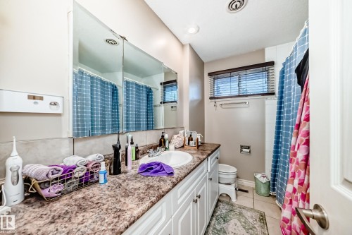 9216 68 Street, Edmonton, AB - Indoor Photo Showing Bathroom