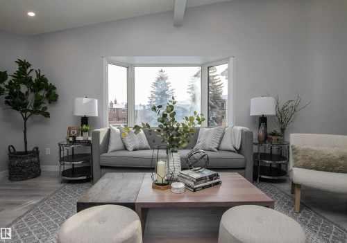 18616 66 Avenue, Edmonton, AB - Indoor Photo Showing Living Room