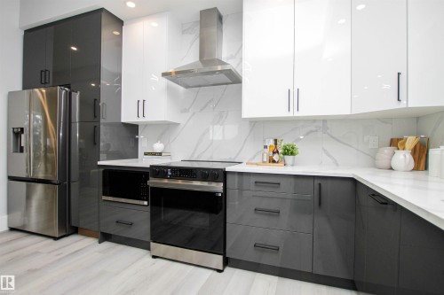 18616 66 Avenue, Edmonton, AB - Indoor Photo Showing Kitchen With Upgraded Kitchen