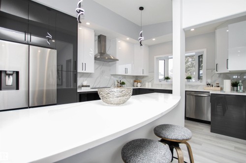 18616 66 Avenue, Edmonton, AB - Indoor Photo Showing Kitchen With Upgraded Kitchen