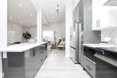 18616 66 Avenue, Edmonton, AB - Indoor Photo Showing Kitchen With Upgraded Kitchen