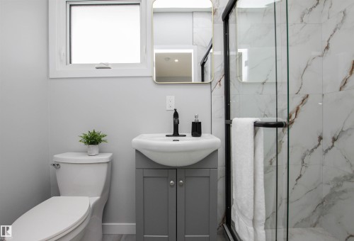 18616 66 Avenue, Edmonton, AB - Indoor Photo Showing Bathroom