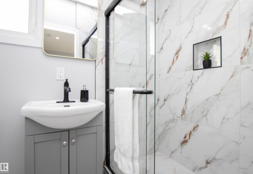 18616 66 Avenue, Edmonton, AB - Indoor Photo Showing Bathroom