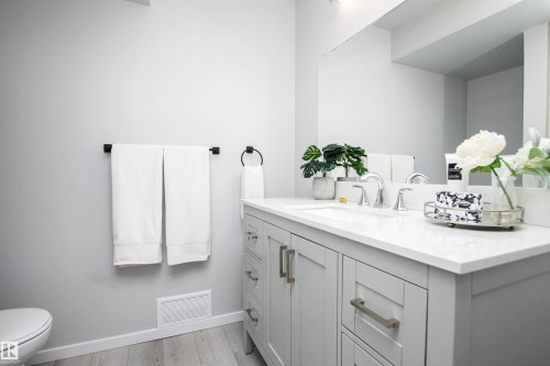 18616 66 Avenue, Edmonton, AB - Indoor Photo Showing Bathroom
