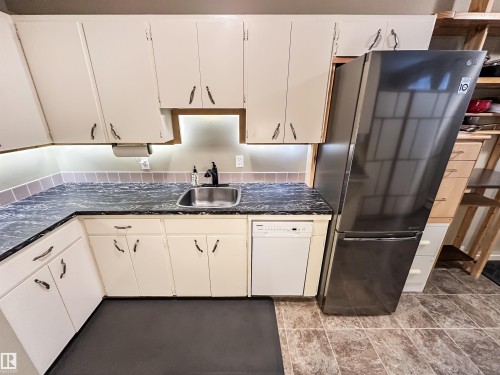 3 8406 104 Street, Edmonton, AB - Indoor Photo Showing Kitchen