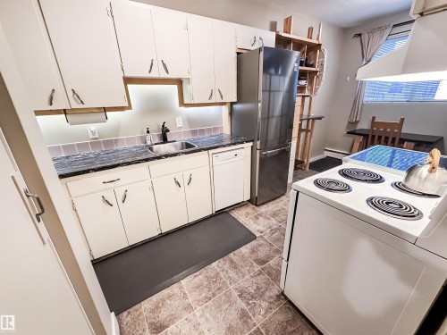 3 8406 104 Street, Edmonton, AB - Indoor Photo Showing Kitchen