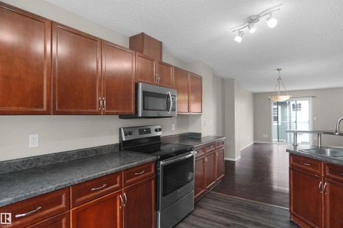 41 5604 199 Street, Edmonton, AB - Indoor Photo Showing Kitchen