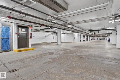 104 2207 44 Avenue Nw, Edmonton, AB - Indoor Photo Showing Garage
