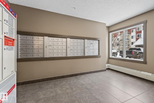 104 2207 44 Avenue Nw, Edmonton, AB - Indoor Photo Showing Other Room