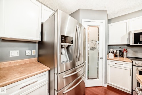 5819 Sutter Place, Edmonton, AB - Indoor Photo Showing Kitchen