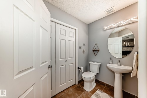 5819 Sutter Place, Edmonton, AB - Indoor Photo Showing Bathroom
