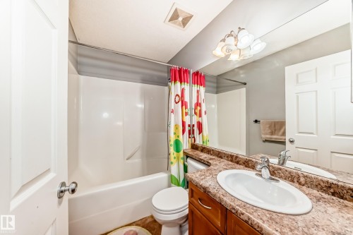 5819 Sutter Place, Edmonton, AB - Indoor Photo Showing Bathroom