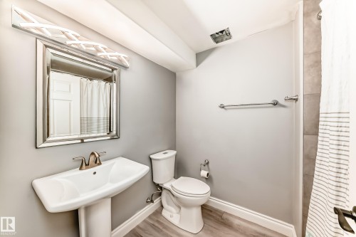 5819 Sutter Place, Edmonton, AB - Indoor Photo Showing Bathroom