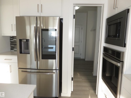 23 Sturtz Place, Leduc, AB - Indoor Photo Showing Kitchen With Upgraded Kitchen