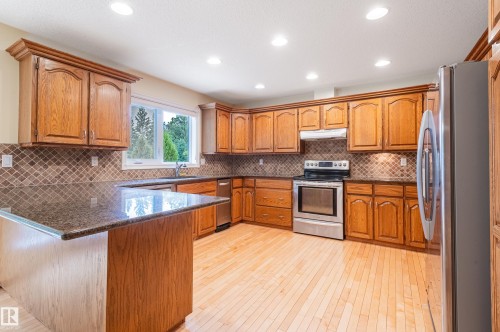 103 Wolf Willow Crescent, Edmonton, AB - Indoor Photo Showing Kitchen