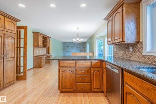 103 Wolf Willow Crescent, Edmonton, AB - Indoor Photo Showing Kitchen