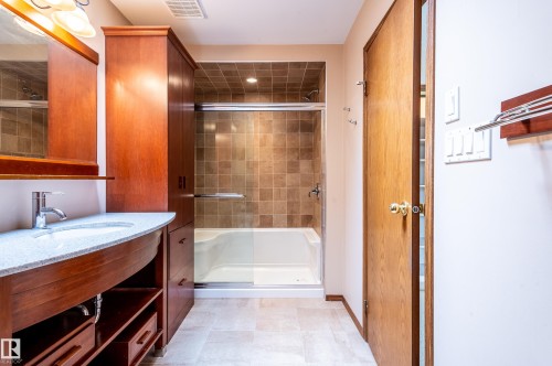 103 Wolf Willow Crescent, Edmonton, AB - Indoor Photo Showing Bathroom