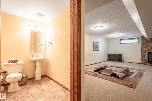 103 Wolf Willow Crescent, Edmonton, AB - Indoor Photo Showing Bathroom