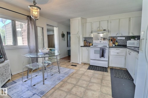 289 Juniper Crescent, Edmonton, AB - Indoor Photo Showing Kitchen