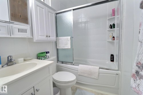 290 Juniper Crescent, Edmonton, AB - Indoor Photo Showing Bathroom
