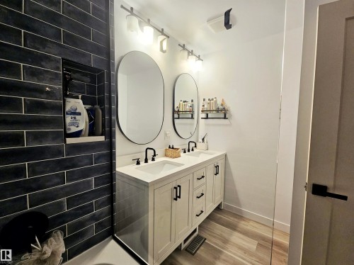 127 Grand Meadow Crescent, Edmonton, AB - Indoor Photo Showing Bathroom
