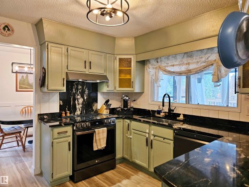 127 Grand Meadow Crescent, Edmonton, AB - Indoor Photo Showing Kitchen