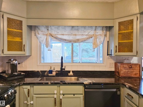 127 Grand Meadow Crescent, Edmonton, AB - Indoor Photo Showing Kitchen