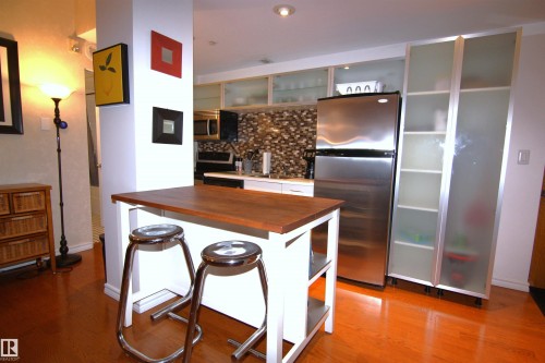 311 10134 100 Street, Edmonton, AB - Indoor