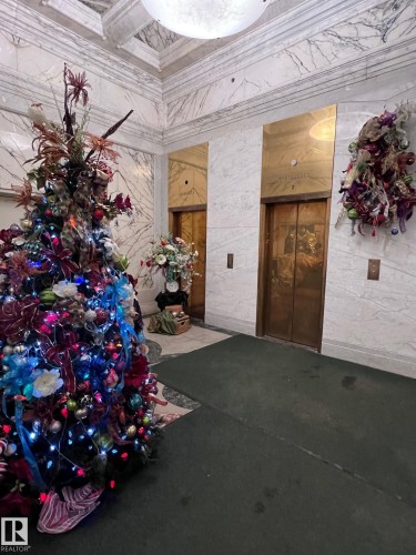 311 10134 100 Street, Edmonton, AB - Indoor Photo Showing Garage