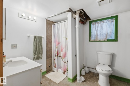9705 87 Avenue, Edmonton, AB - Indoor Photo Showing Bathroom