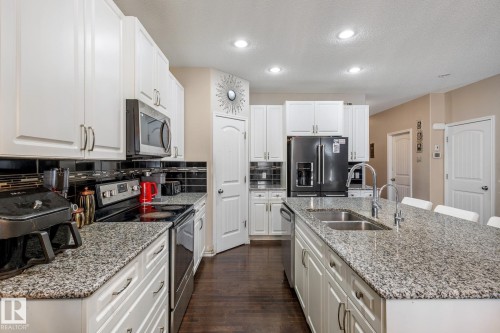 17116 121 Street, Edmonton, AB - Indoor Photo Showing Kitchen With Double Sink With Upgraded Kitchen