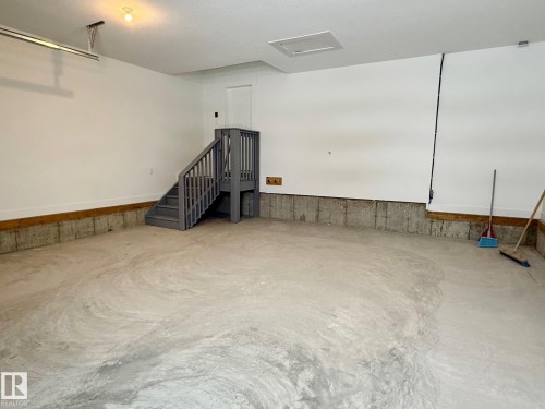 5122 53A Avenue, Legal, AB - Indoor Photo Showing Garage