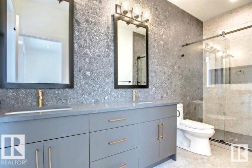 13907 107A Avenue, Edmonton, AB - Indoor Photo Showing Bathroom