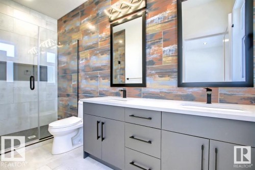 13909 107A Avenue, Edmonton, AB - Indoor Photo Showing Bathroom