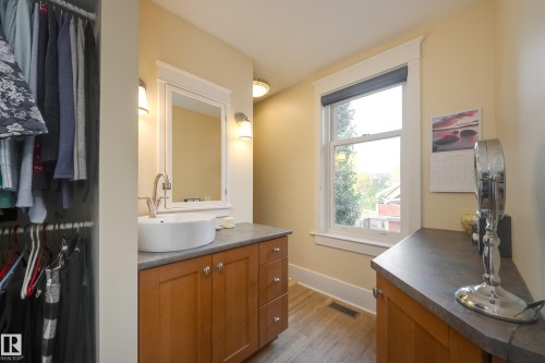 10828 125 Street, Edmonton, AB - Indoor Photo Showing Bathroom