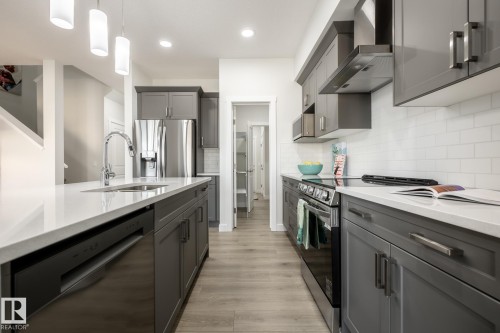 27 Gable Common, Spruce Grove, AB - Indoor Photo Showing Kitchen With Upgraded Kitchen