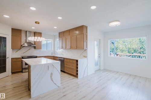1665 Glastonbury Boulevard, Edmonton, AB - Indoor Photo Showing Kitchen