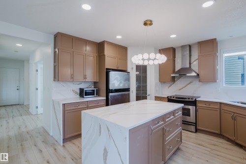 1665 Glastonbury Boulevard, Edmonton, AB - Indoor Photo Showing Kitchen