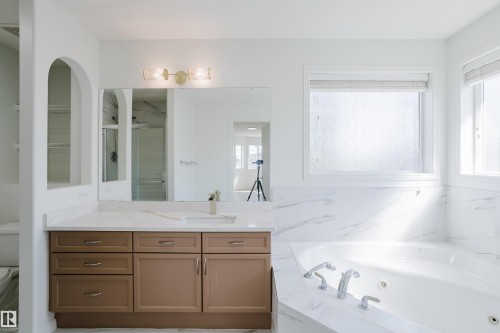 1665 Glastonbury Boulevard, Edmonton, AB - Indoor Photo Showing Bathroom