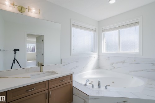 1665 Glastonbury Boulevard, Edmonton, AB - Indoor Photo Showing Bathroom