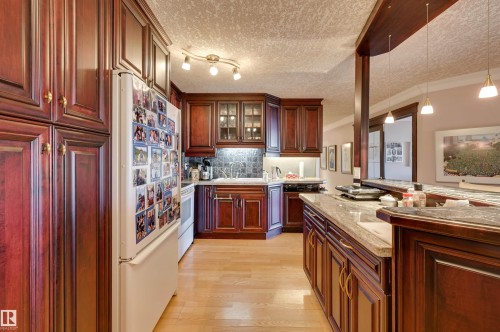 1102 11503 100 Avenue, Edmonton, AB - Indoor Photo Showing Kitchen