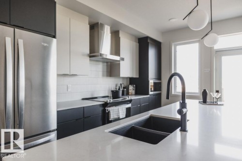 163 Garneau Gate, Spruce Grove, AB - Indoor Photo Showing Kitchen With Double Sink With Upgraded Kitchen