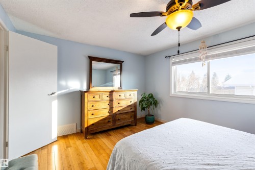 2707 138 Avenue, Edmonton, AB - Indoor Photo Showing Bedroom