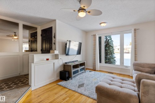2707 138 Avenue, Edmonton, AB - Indoor Photo Showing Living Room