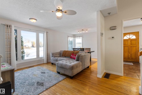 2707 138 Avenue, Edmonton, AB - Indoor Photo Showing Living Room
