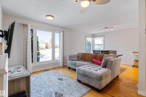 2707 138 Avenue, Edmonton, AB - Indoor Photo Showing Living Room